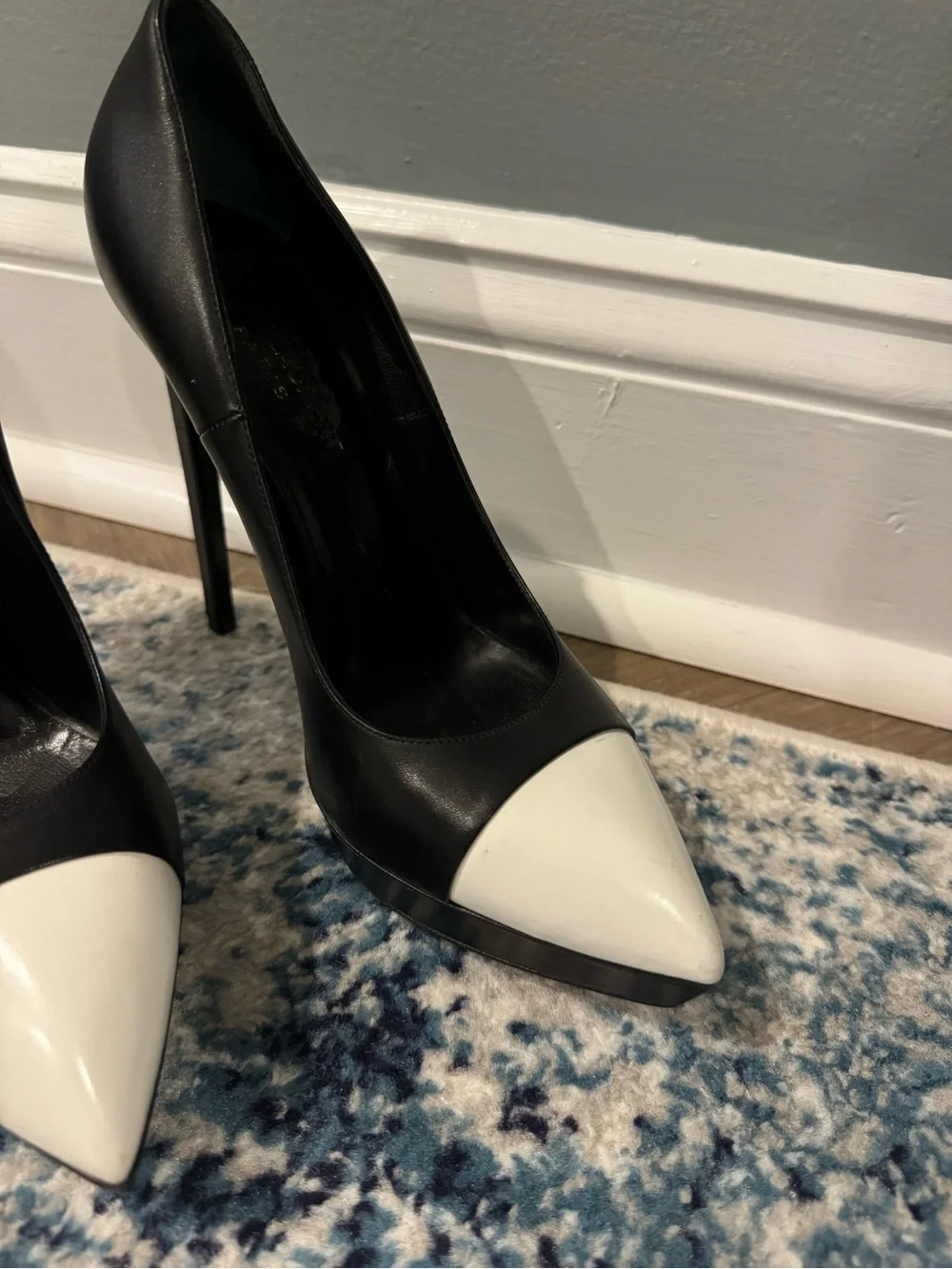Saint Laurent Black Leather White Cap Toe Janis 105 Platform Pumps - Picture 3 of 9